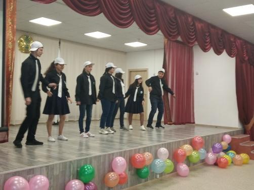 Учащиеся 10 "А" класса КГУ «ОШ №61» заняли 1 место в районном фестивале КВН на тему "Я житель Турксибского района.