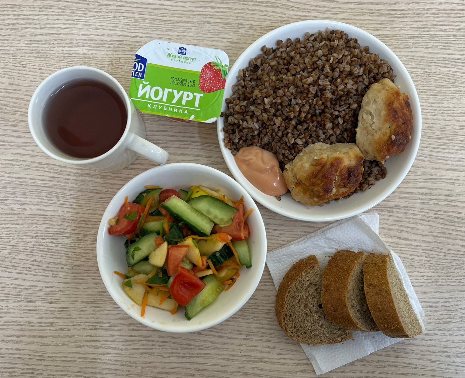 Меню: күркетауық етінен биточки. Гарнир: қарақұмық