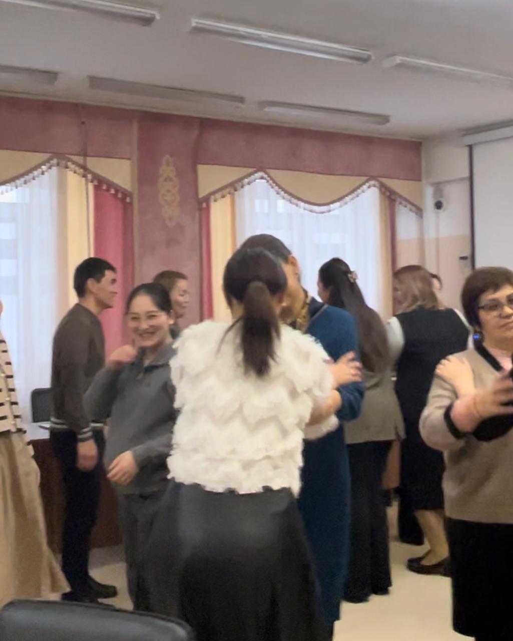 "Мектептердегі ата-аналарды педагогикалық қолдау орталығының жұмысы".. «Работа центра педагогической поддержки родителей в школах».