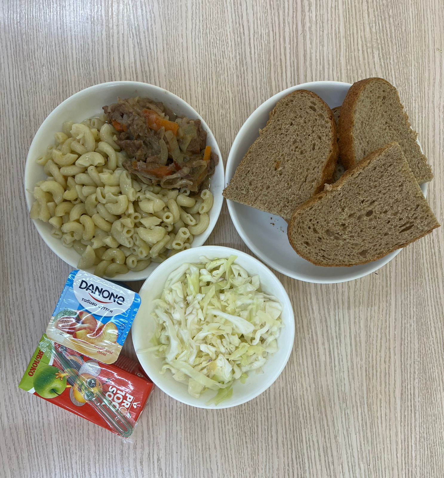 Меню: Гуляш (сиыр еті). Гарнир: қайнатылған макарон