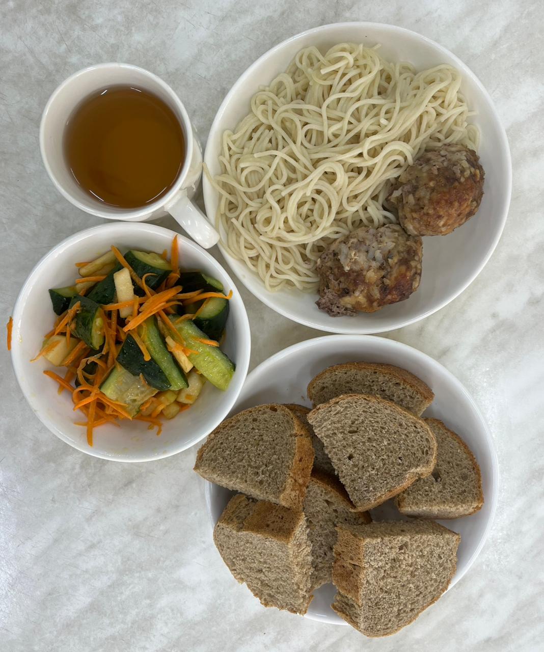 Меню: етті тефтели.Гарнир: қайнатылған макарондар