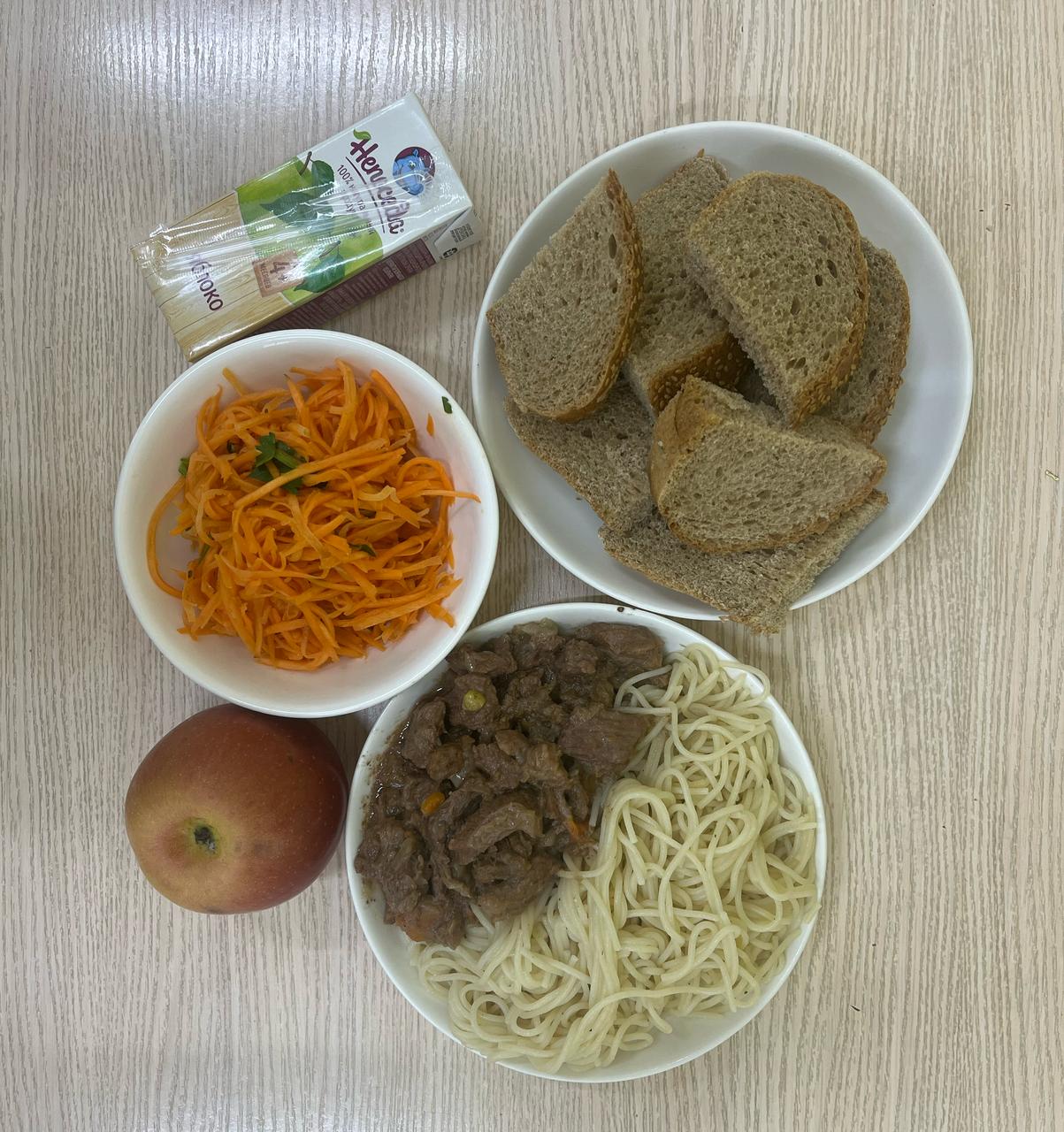 Меню: Ет пен көкеністер.Гарнир:  қайнатылған спагетти