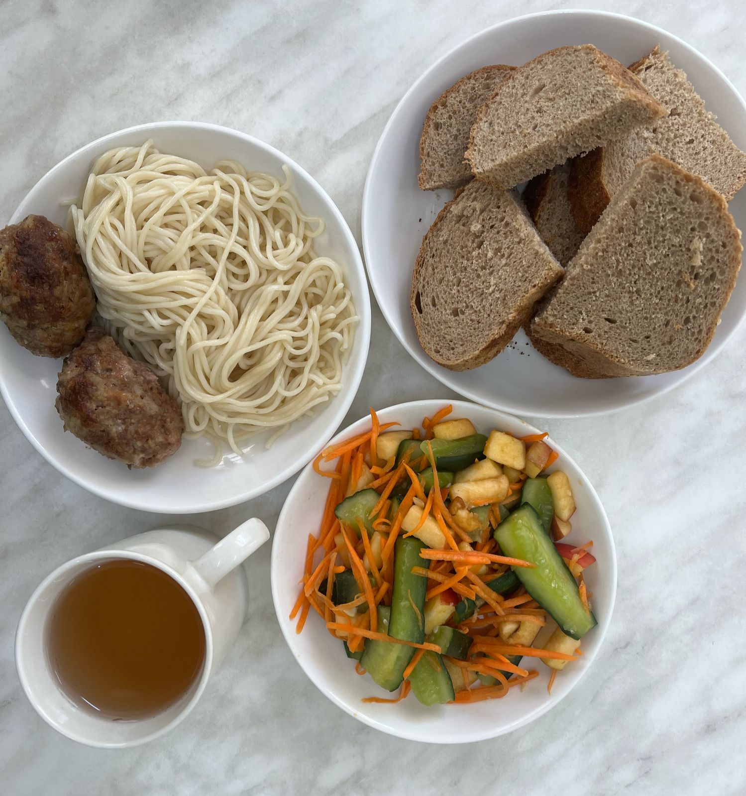 Меню: Етті тефтели (сиыр еті). Гарнир: қайнатылған спагетти