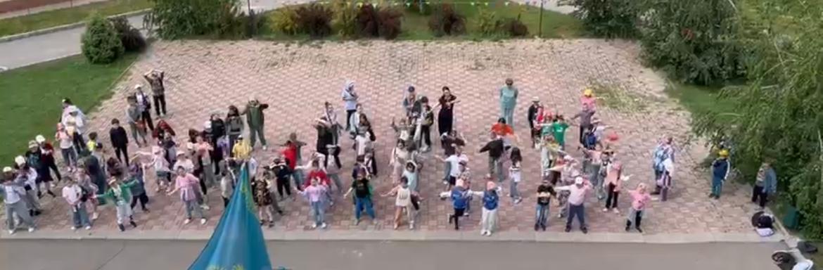 “Әрқашан күн сөнбесін” флешмоб.  “Пусть всегда будет детство",