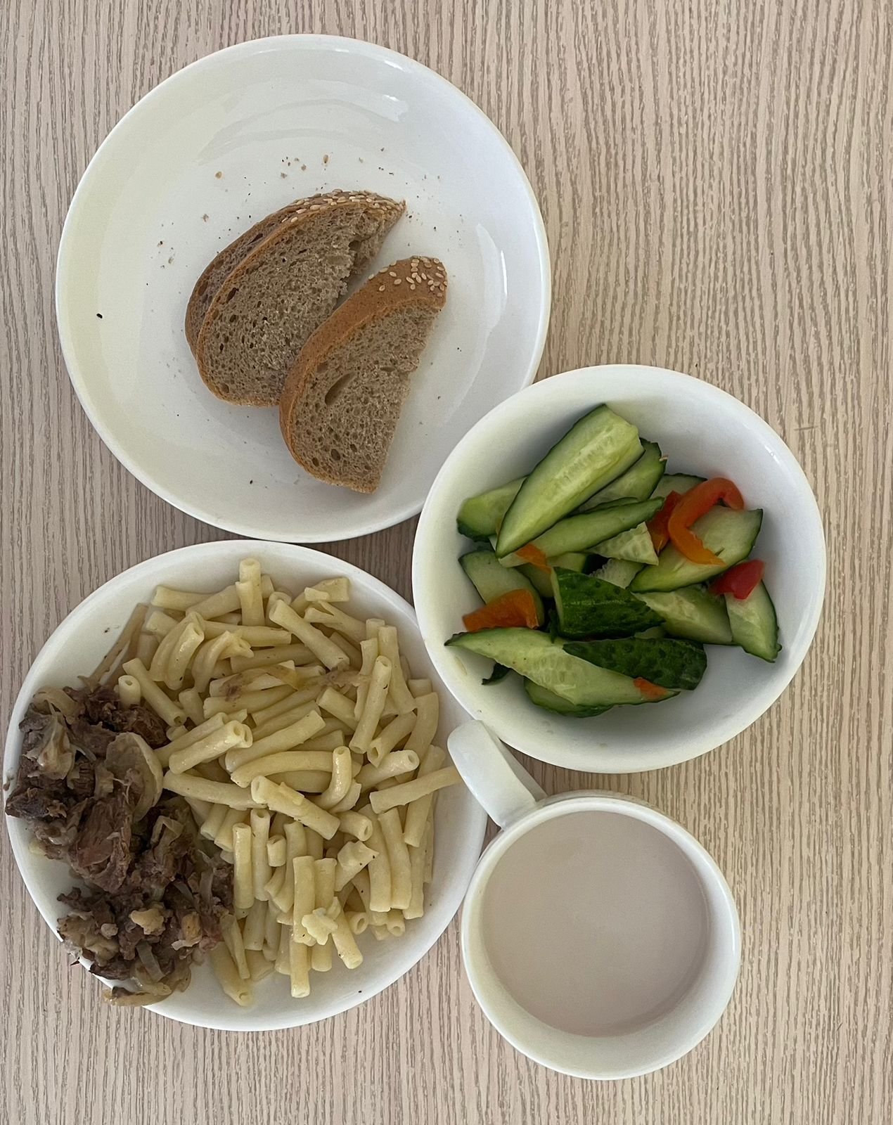 Меню:Гуляш сиыр еті.Гарнир:қайнатыліан макарондар