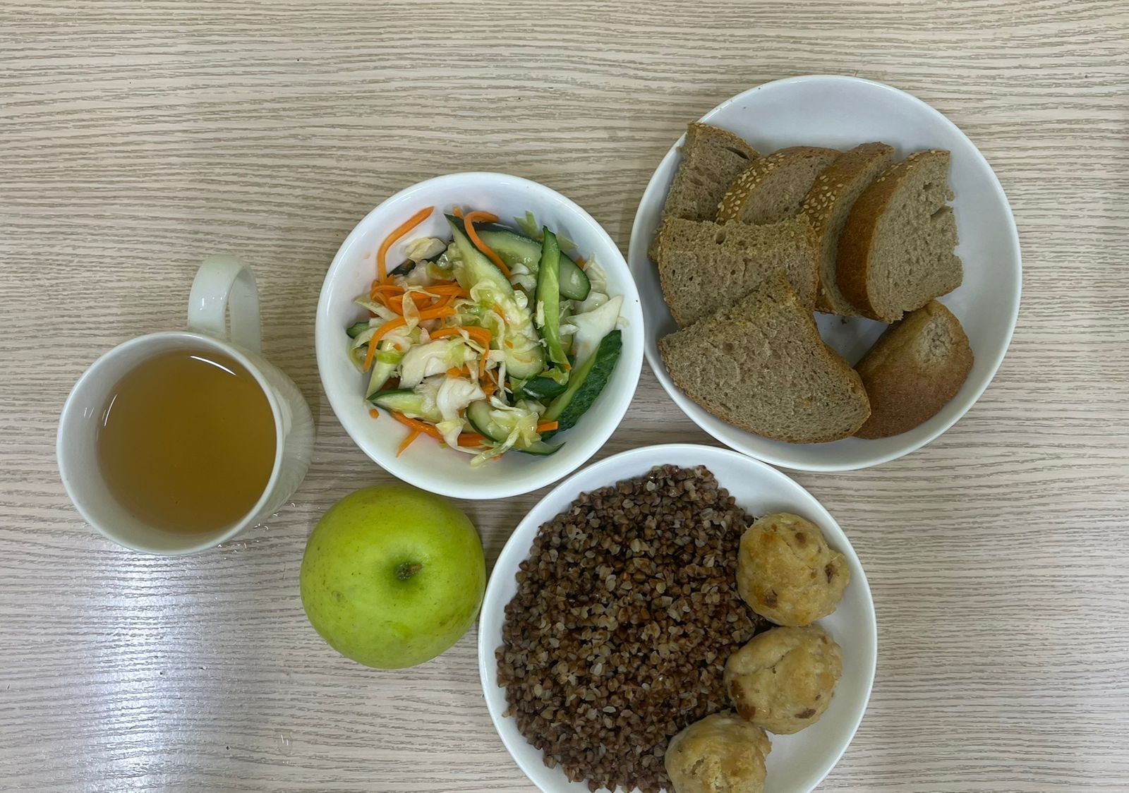 Меню: тауық шариктері.Гарнир: қарақұмық