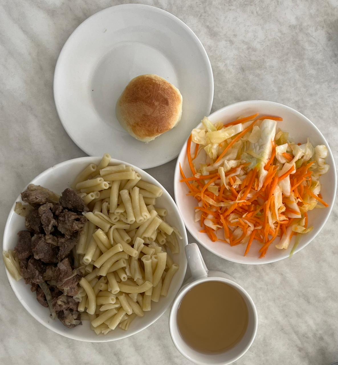 Меню: Гуляш (сиыр еті).Гарнир: қайнатылған макарондар.