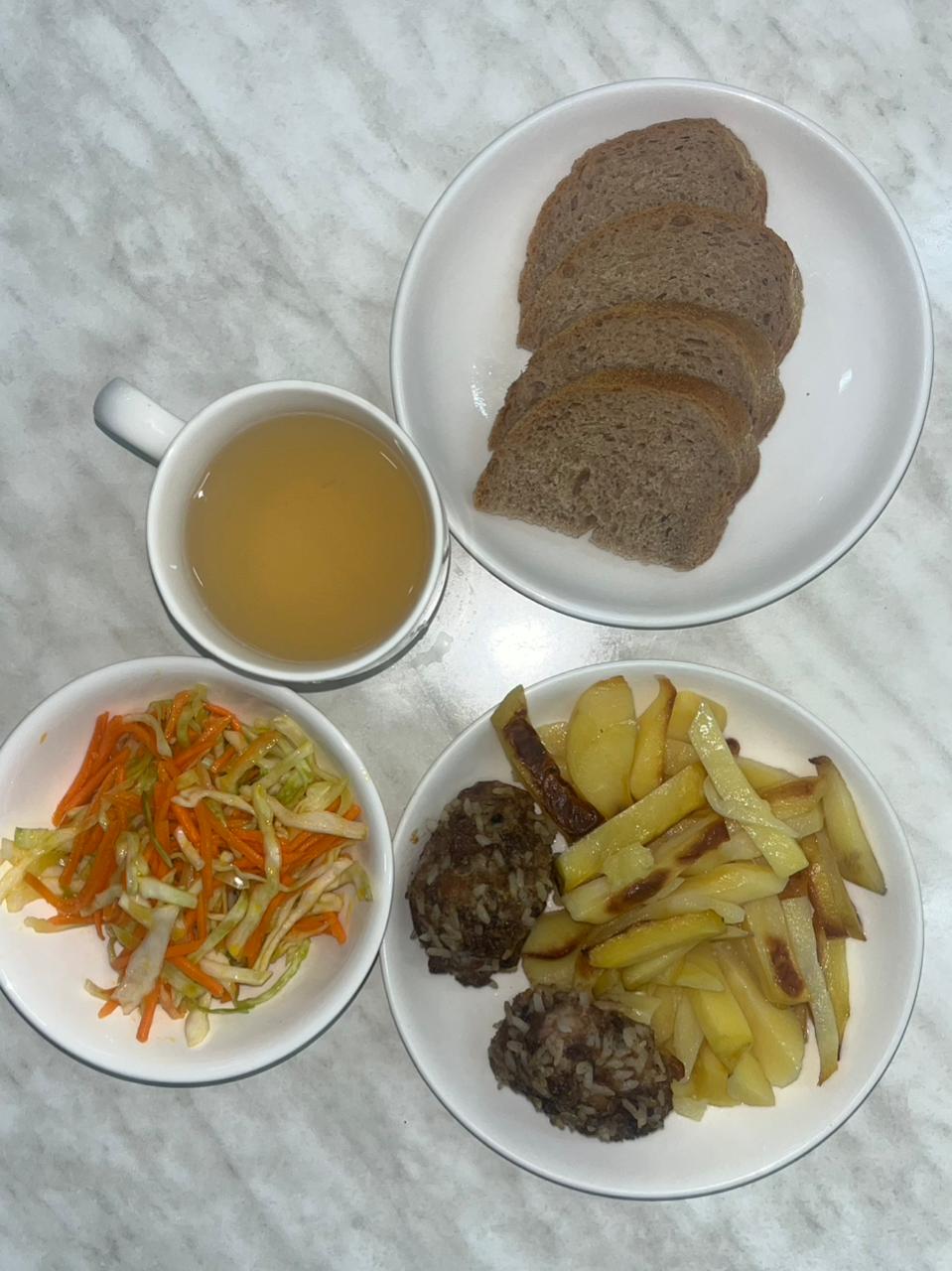 Меню:Сиыр етінен кірпі. Гарнир: пісірілген картоп.