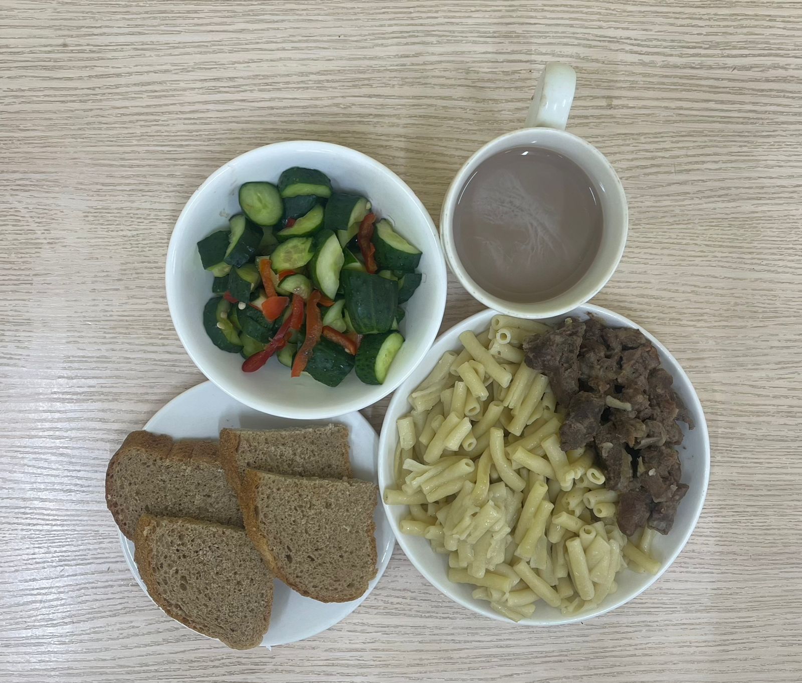 Меню: Гуляш (сиыр еті).Гарнир: қайнатылған макарондар