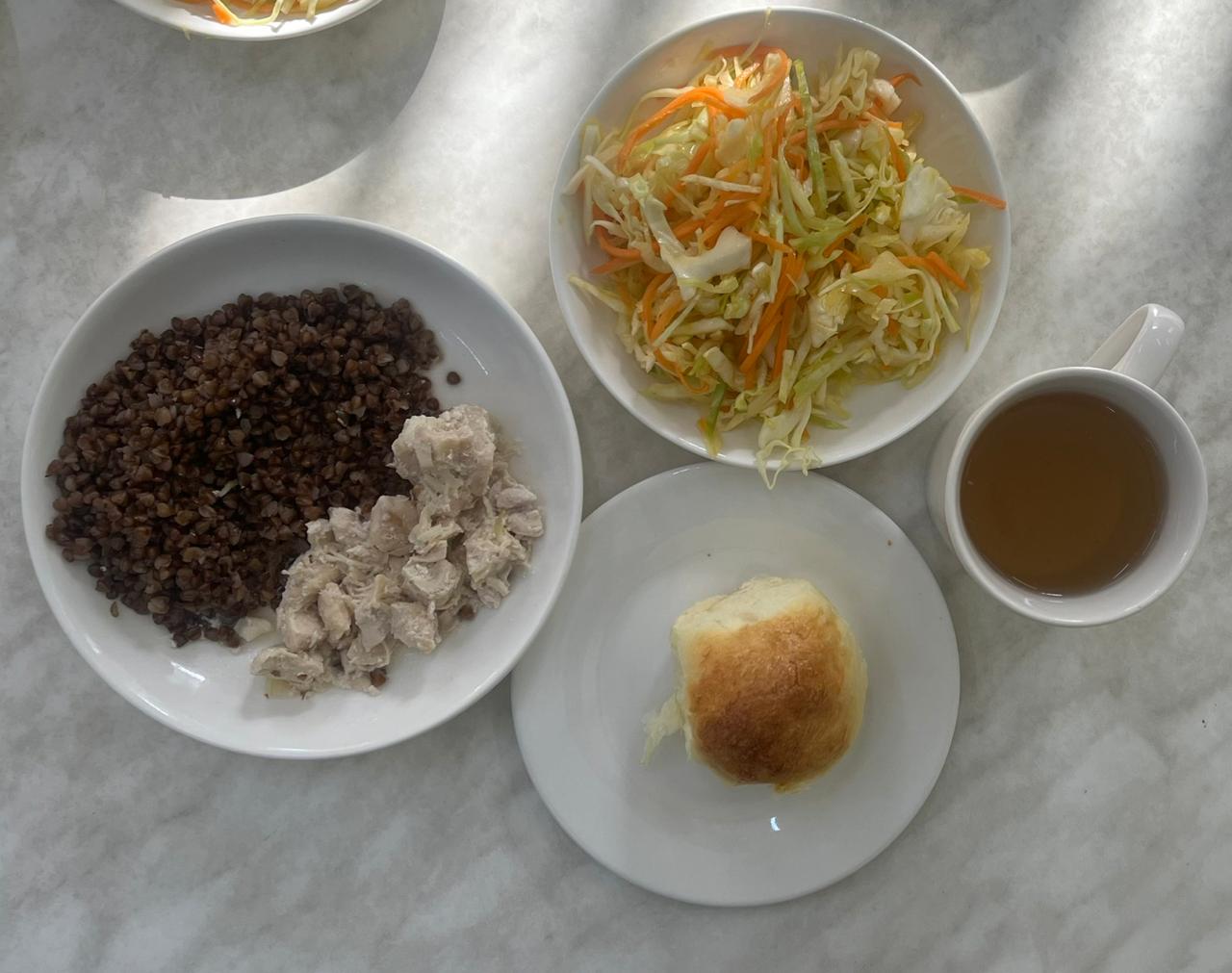 Меню:қаймақ қосылған тауық еті.Гарнир: қарақұмық