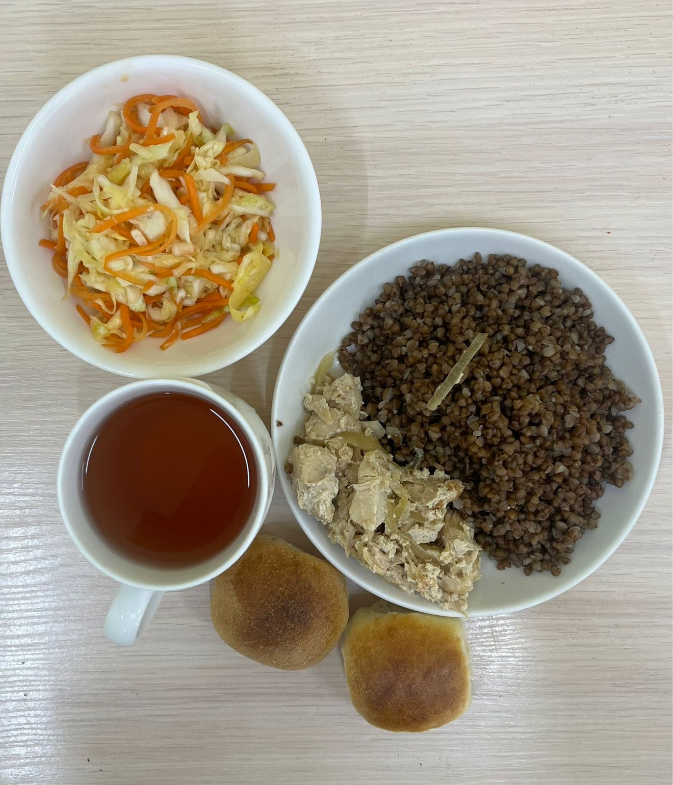 Меню: қаймақ қосылған тауық еті.Гарнир: қарақұмық