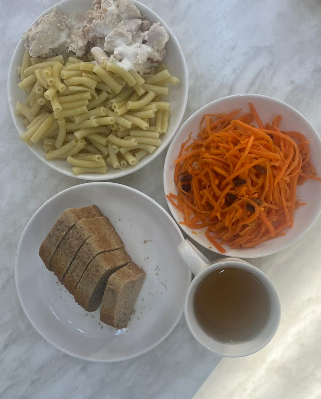 Меню:қаймақ қосылған тауық еті.Гарнир: қайнатылған макарондар