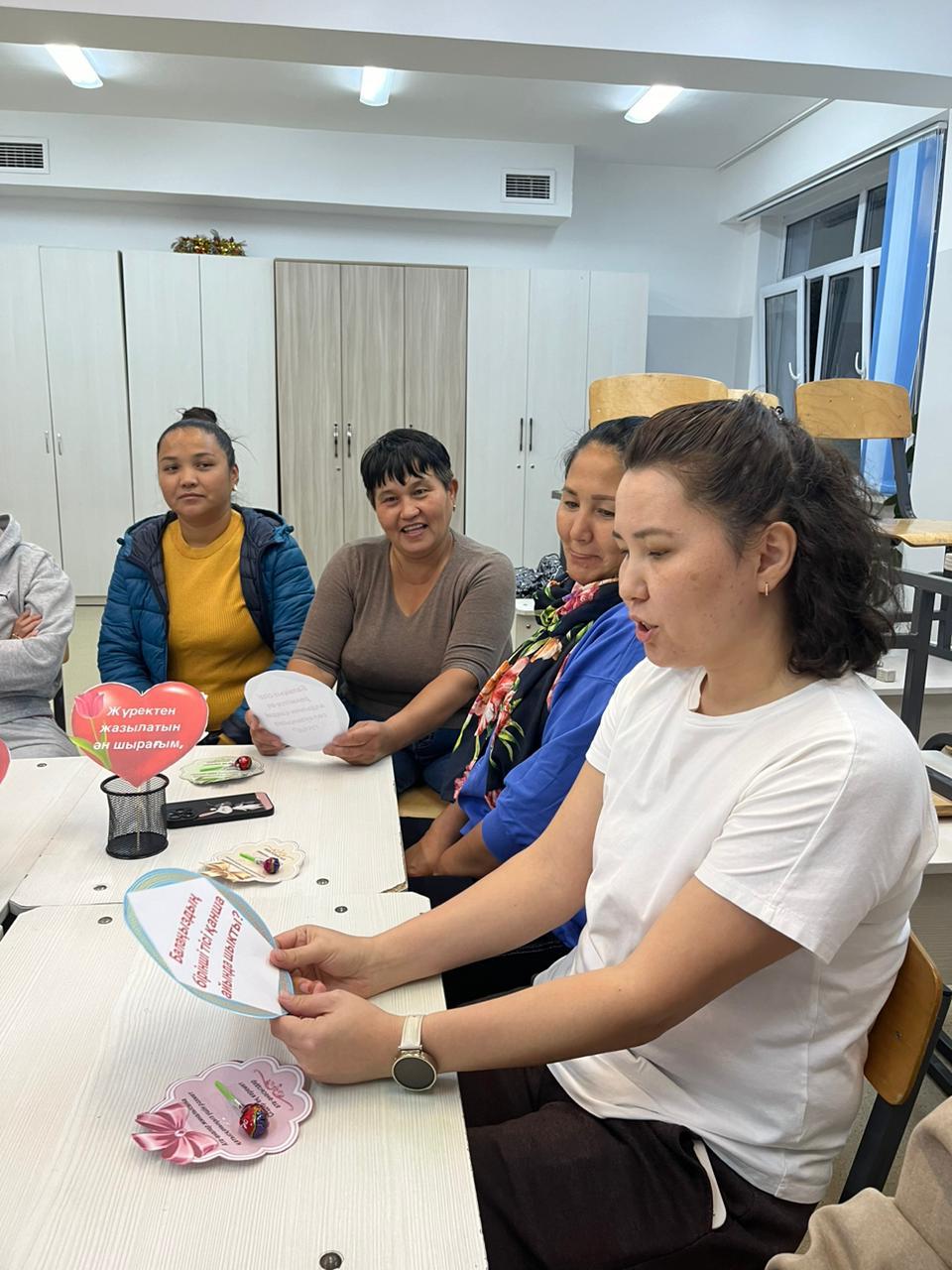 Біз қауіпсіздік пен сенімнің негізін қалаймыз. Мы строим фундамент безопасности и доверия.