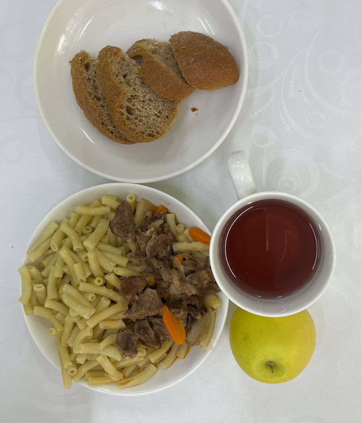 Меню:Гуляш (говядина).Гарнир: макароны отварные