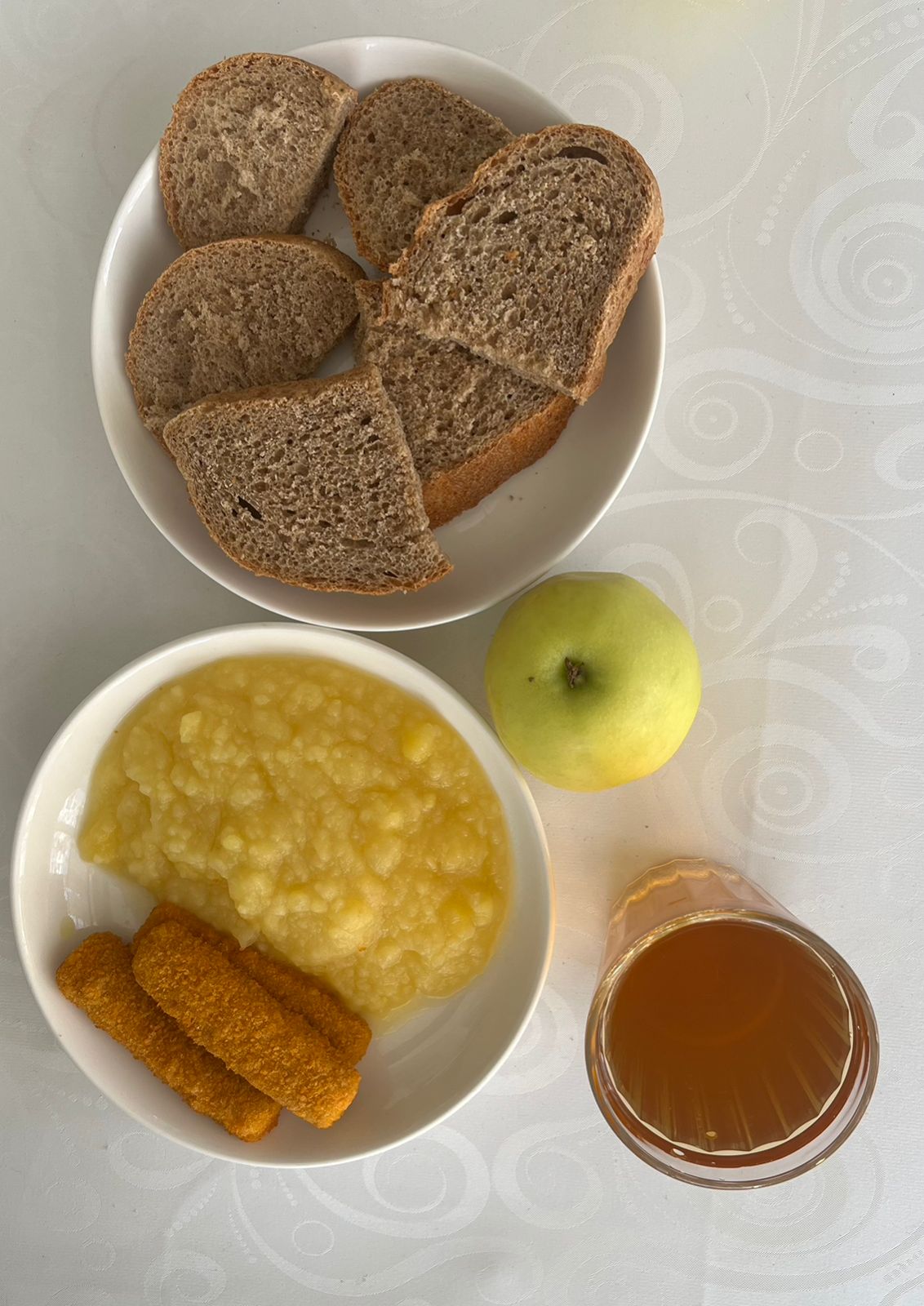 Рыбные палочки с соусом.Гарнир: картофельное пюре