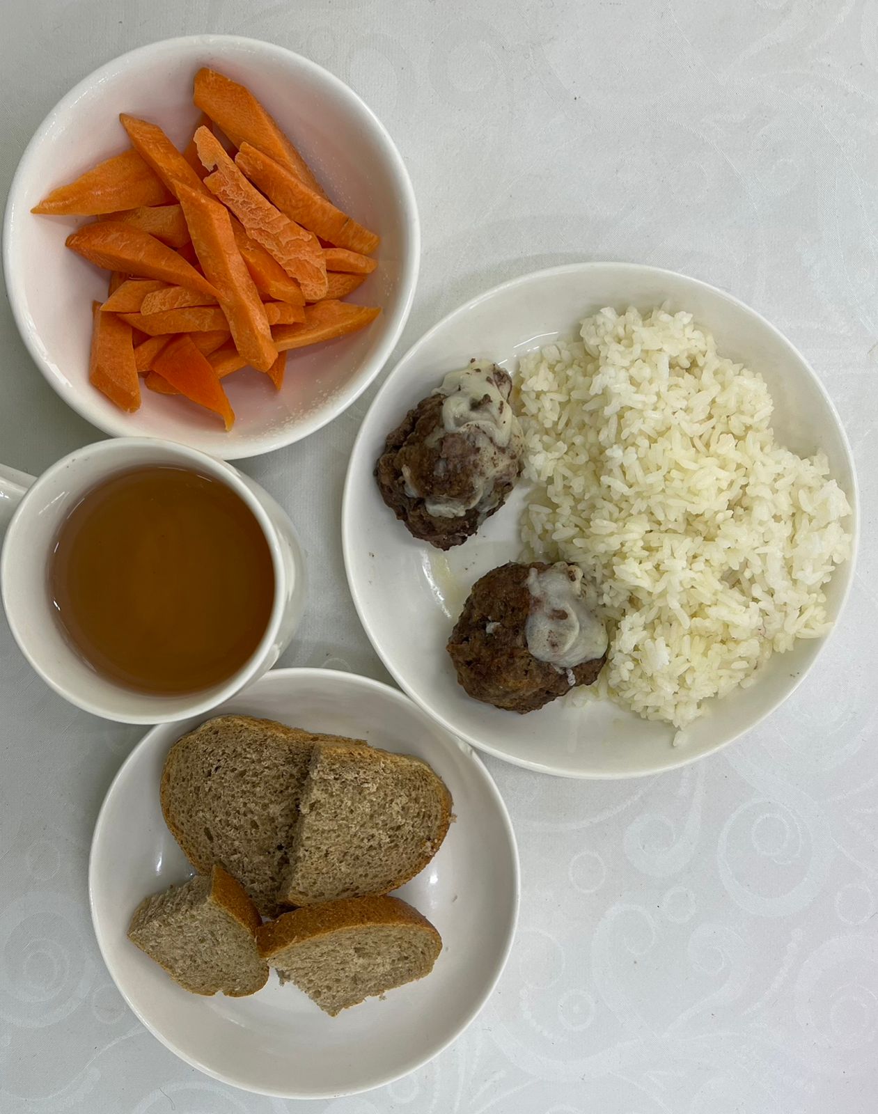 Биточки под сыром (говядина). Гарнир: рис припущенный