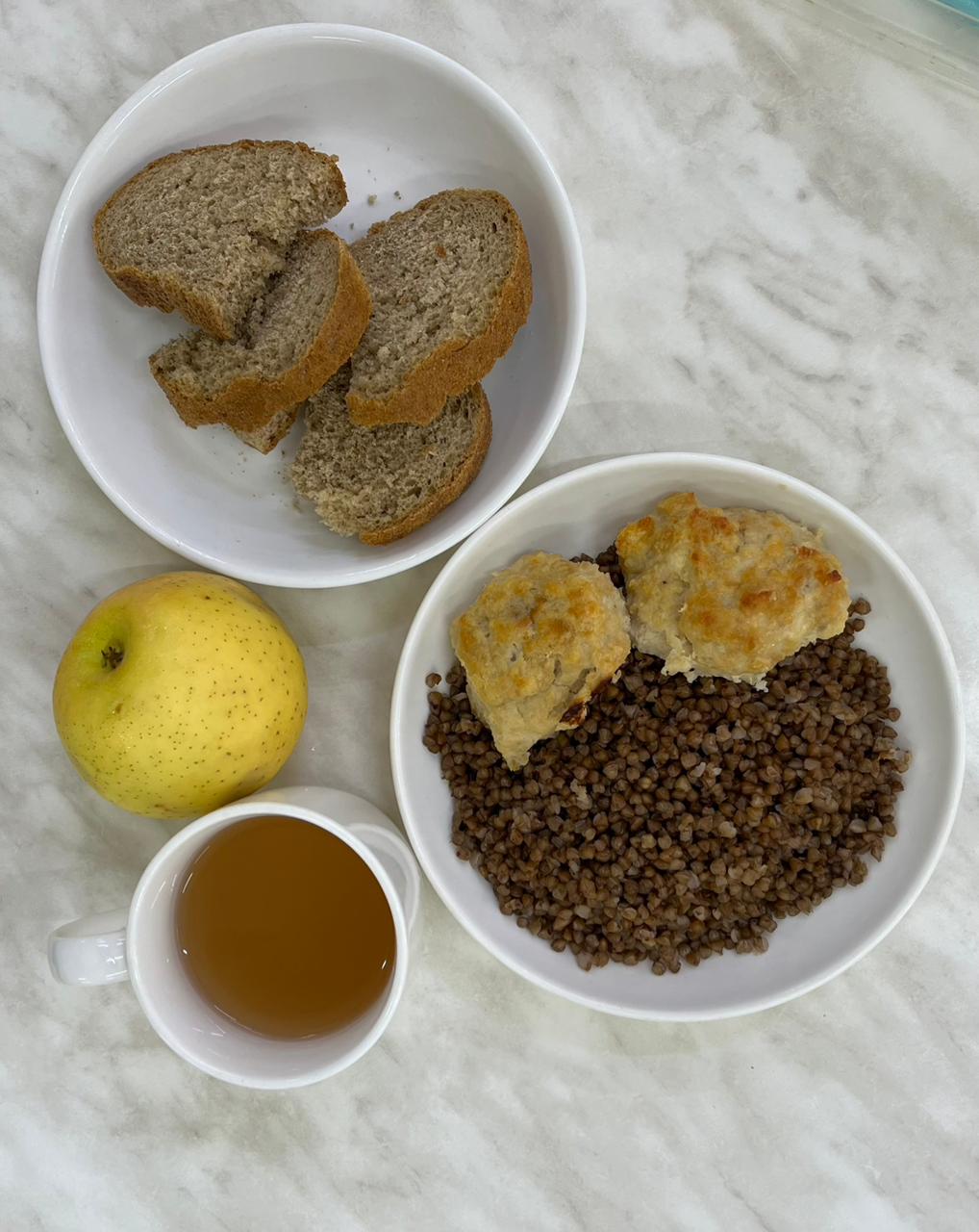 Меню: куриные шарики. Гарнир: гречка рассыпчатая