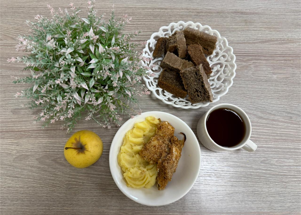 Меню: балық таяқшалары.Гарнир: картоп езбесі