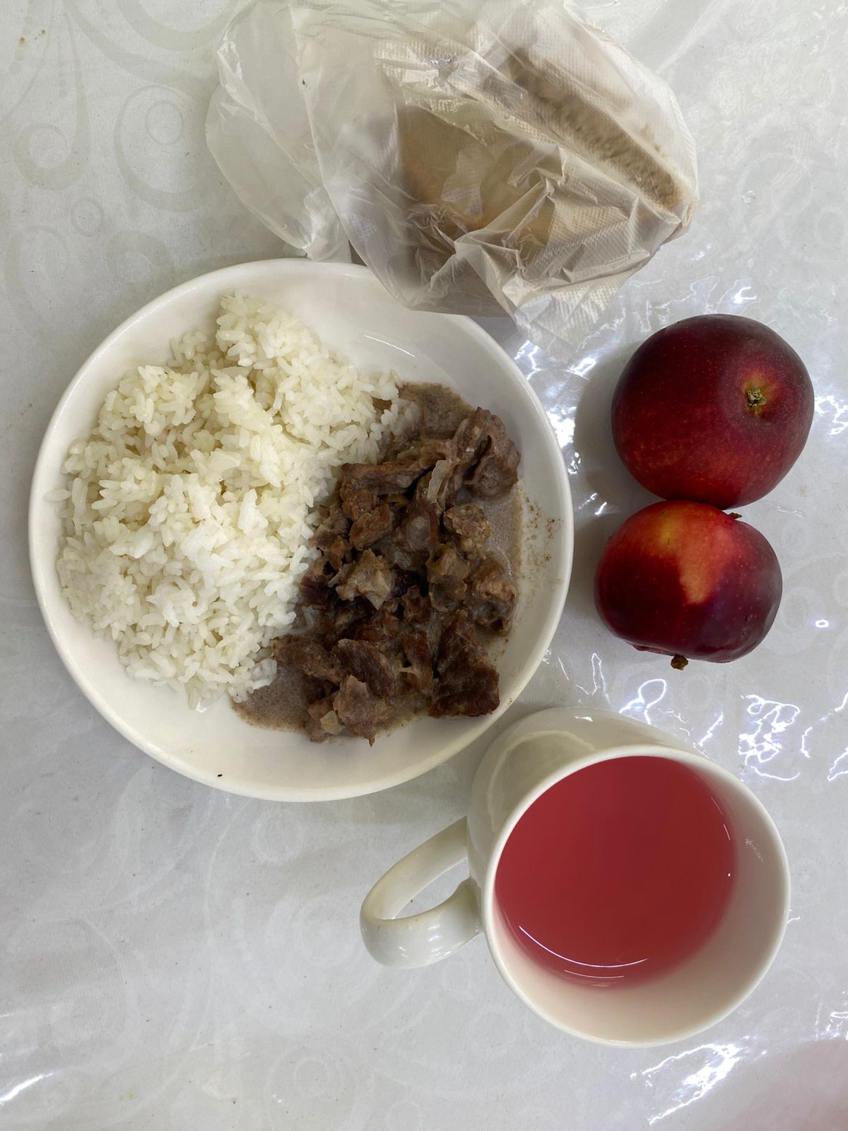 Меню:Бұқтырылған ет қаймақпен.Гарнир: күріш. Мясо тушеное в сметанном соусе.Гарнир: рис припущенный