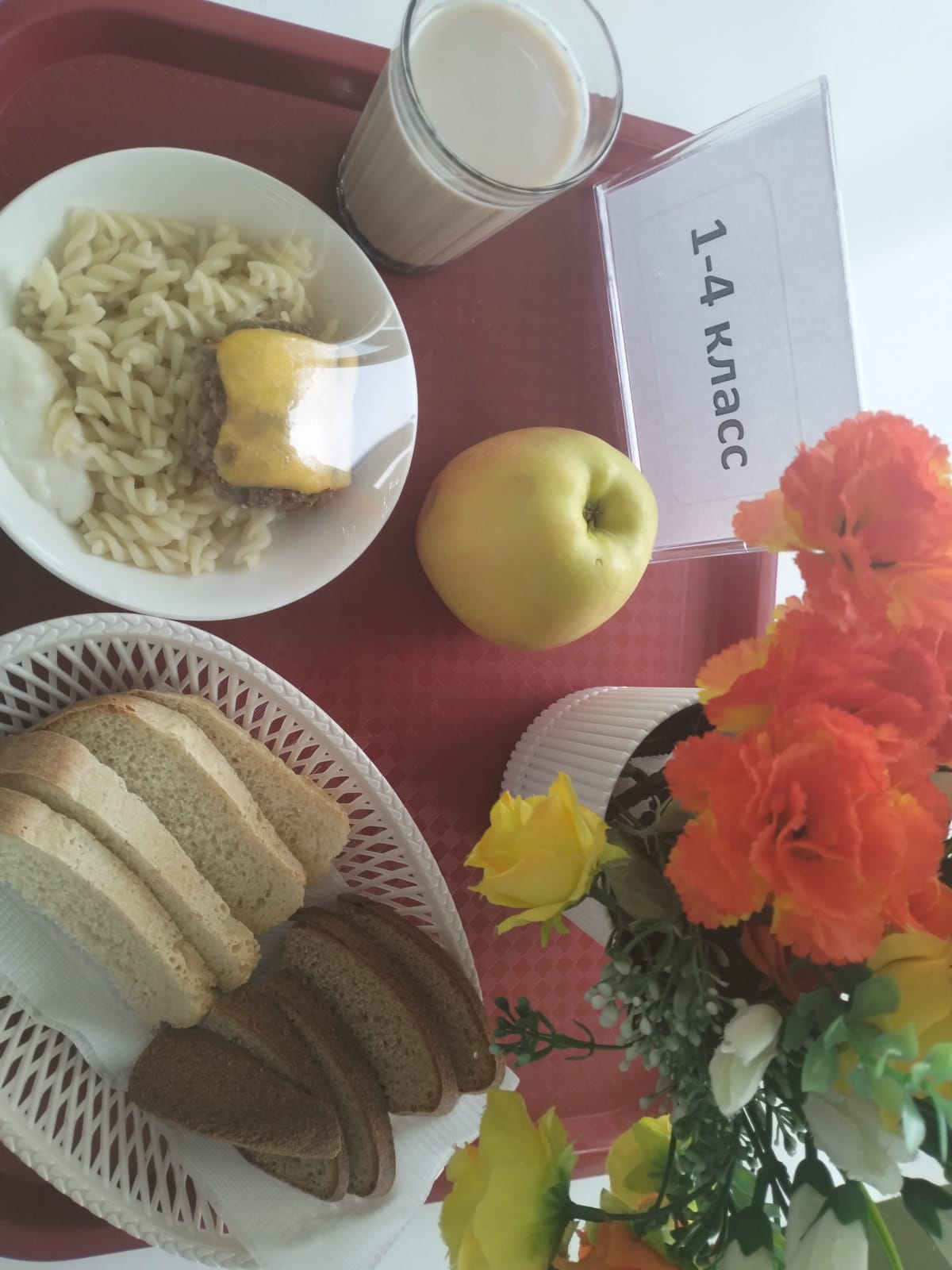 Меню: Ірімшік қосылған сиыр котлеттері. Гарнир: қайнатылған макарон.Биточки под сыром (говядина).Гарнир: макароны отварные