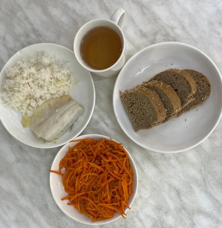 Меню: судак припущенный.Гарнир: рис припущенный