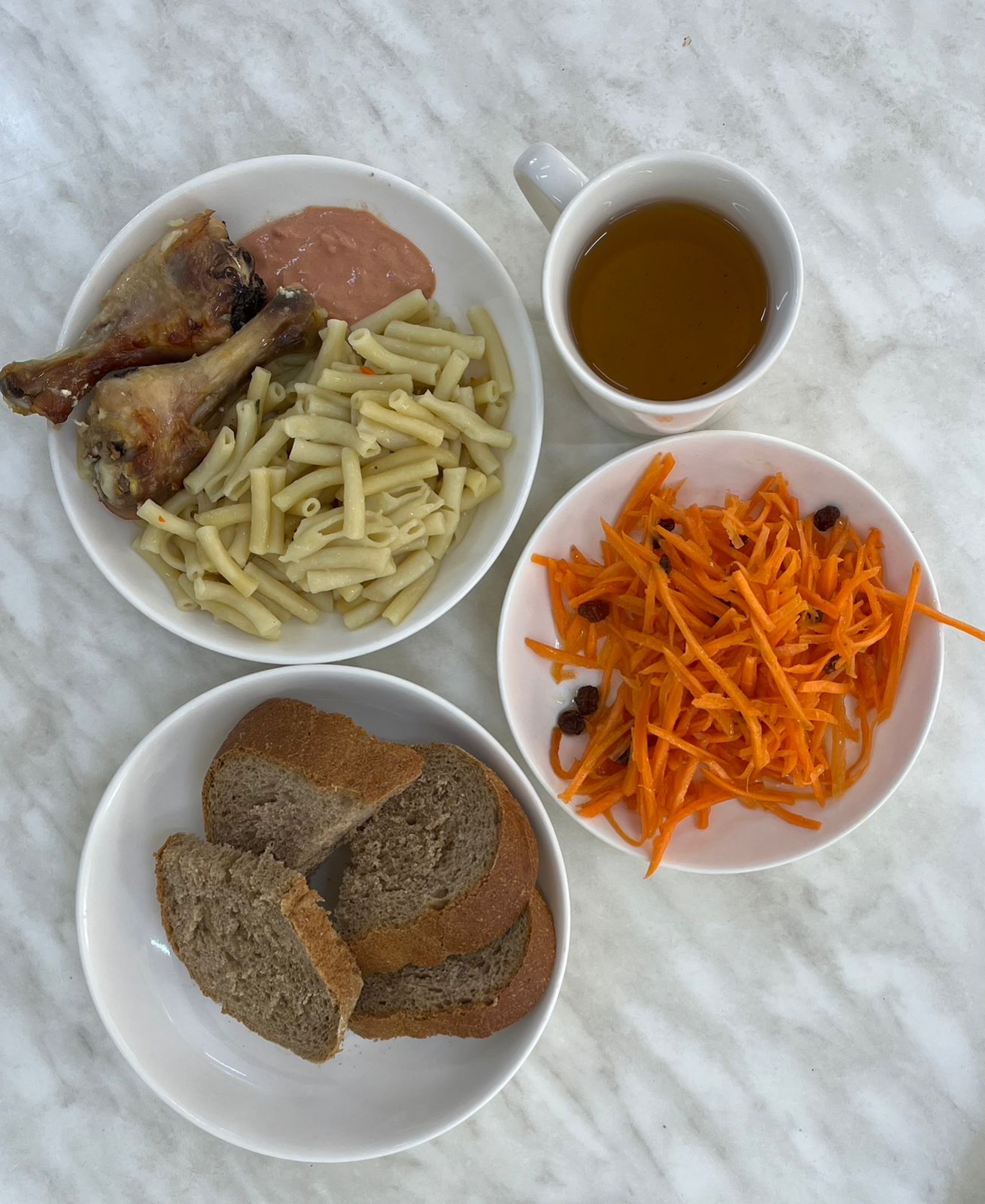 Меню: Пісірілген тауық (таяқшасы). Гарнир: қайнатылған макарон.Курочка запеченная (голень).Гарнир: макароны отварные