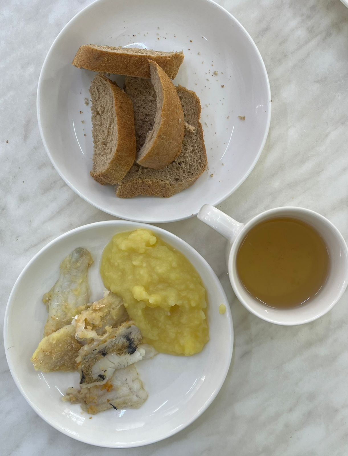 Меню: Балық таяқшалары соуспен бірге.Гарнир: картоп езбесі.Рыбные палочки с соусом.Гарнир: картофельное пюре