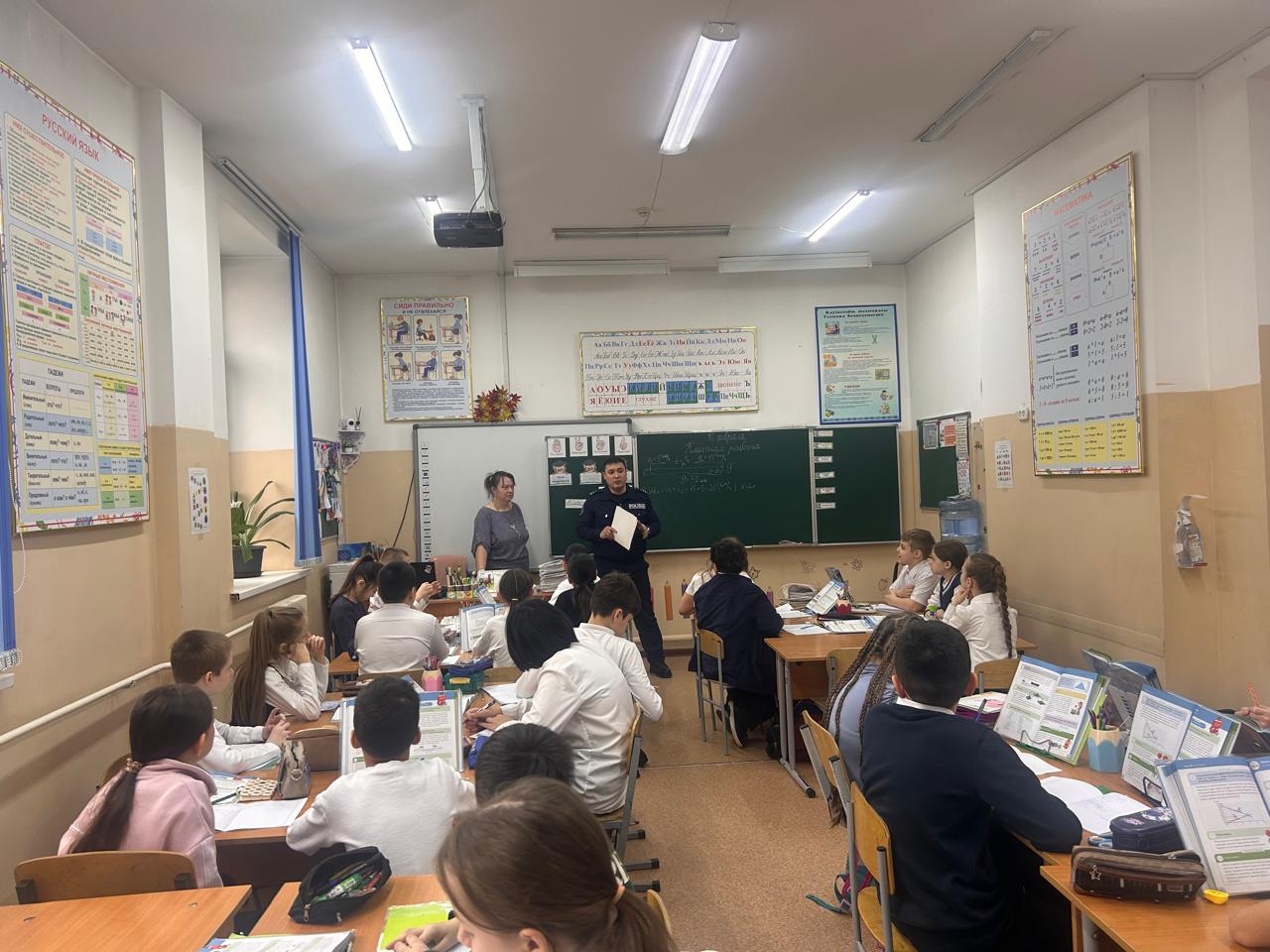 "Назар аударыңыз жаяу жүргінші".  "Внимание пешеход".