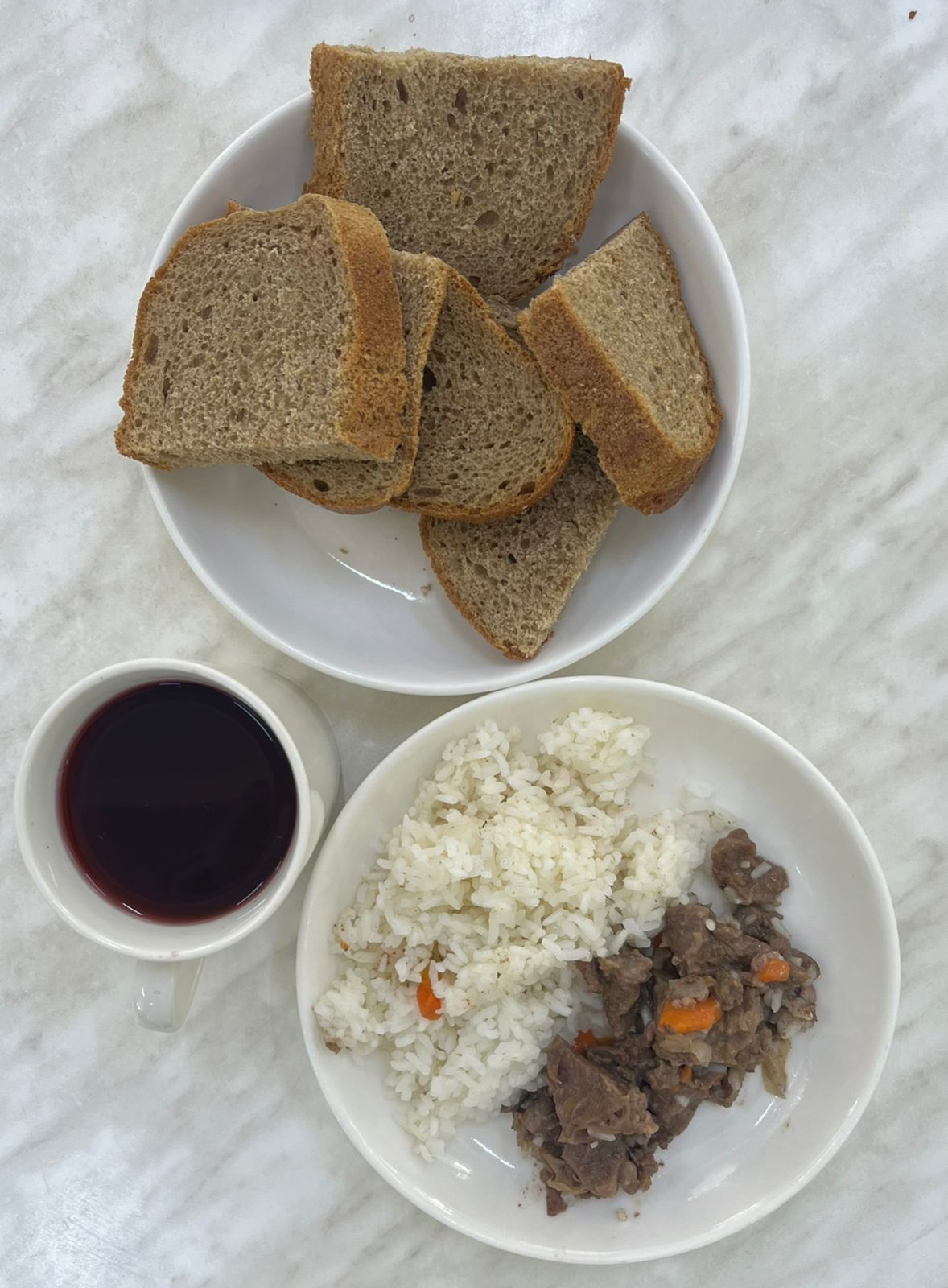 Меню:Көкөністермен бұқтырылған ет. Гарнир: буға пісірілген күріш. Мясо тушеное с овощами.Гарнир: рис припущенный