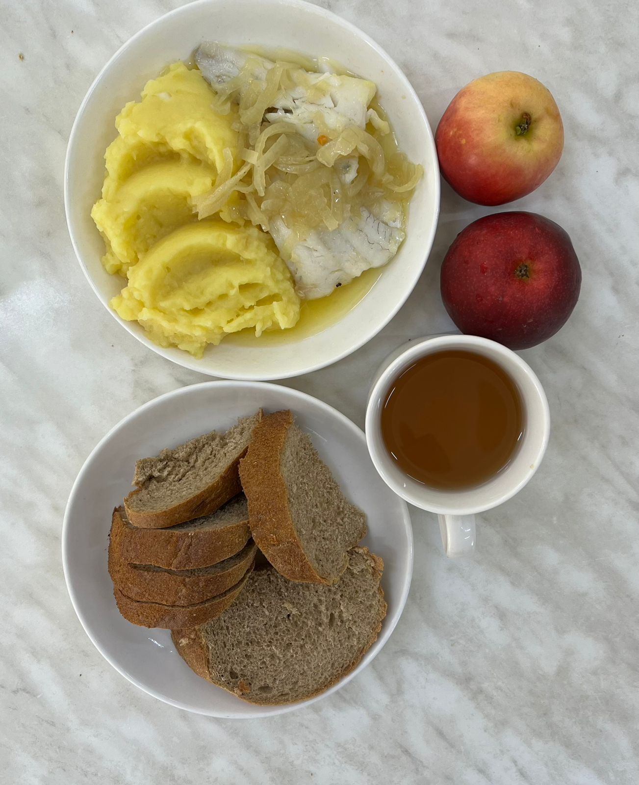 Меню: Балық таяқшалары соуспен.Гарнир: картоп езбесі. Рыбные палочки с соусом.Гарнир: картофельное пюре.