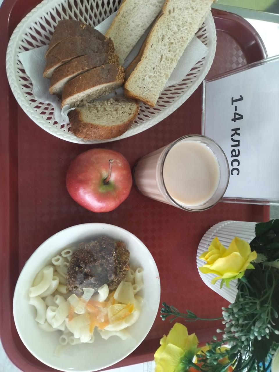 Меню:Ірімшік қосылған сиыр котлеттері. Гарнир: қайнатылған макарон.  Биточки под сыром (говядина).Гарнир:макароны отварные