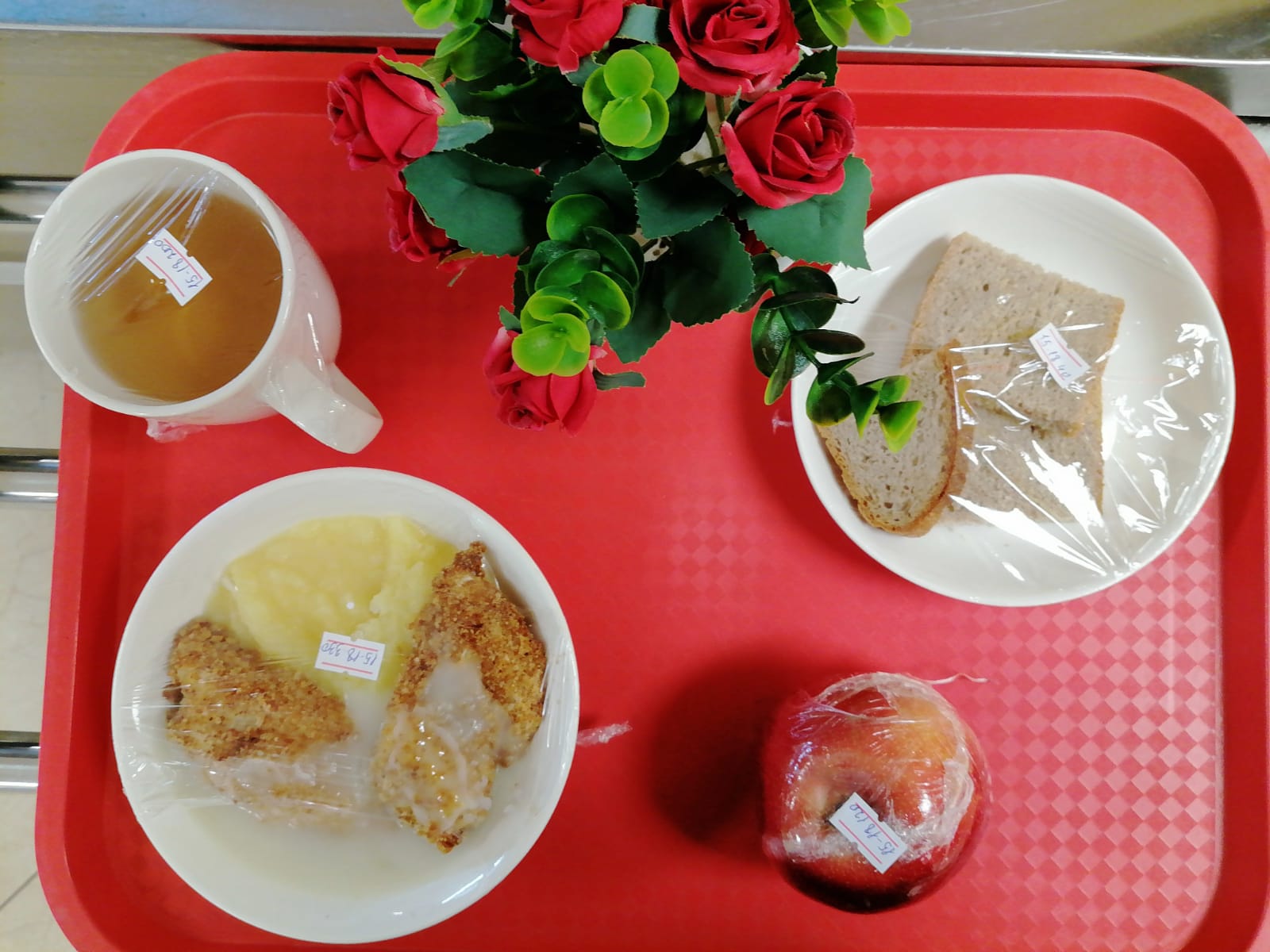 Меню: Балық таяқшасы соуспен бірге.Гарнир: картоп езбесі. Рыбные палочки с соусом.Гарнир: картофельное пюре