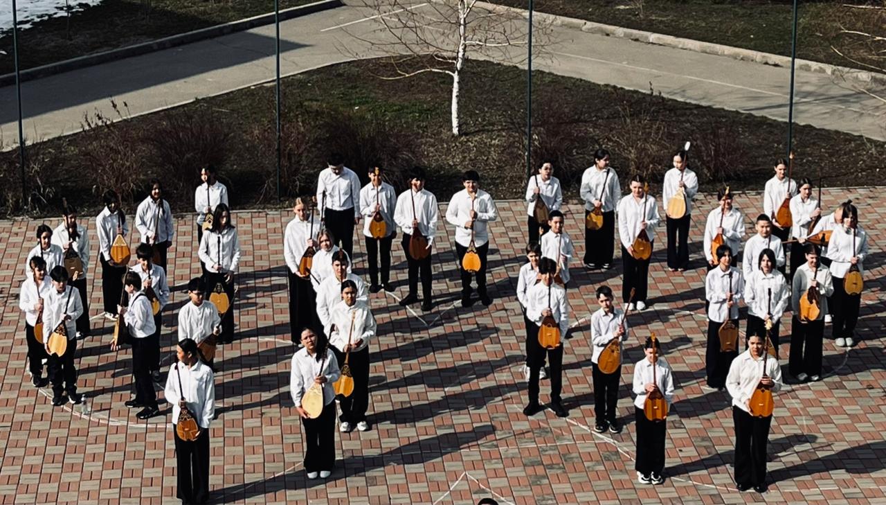 Арт-перформанс «Живой орнамент» қошқар мүйіз,