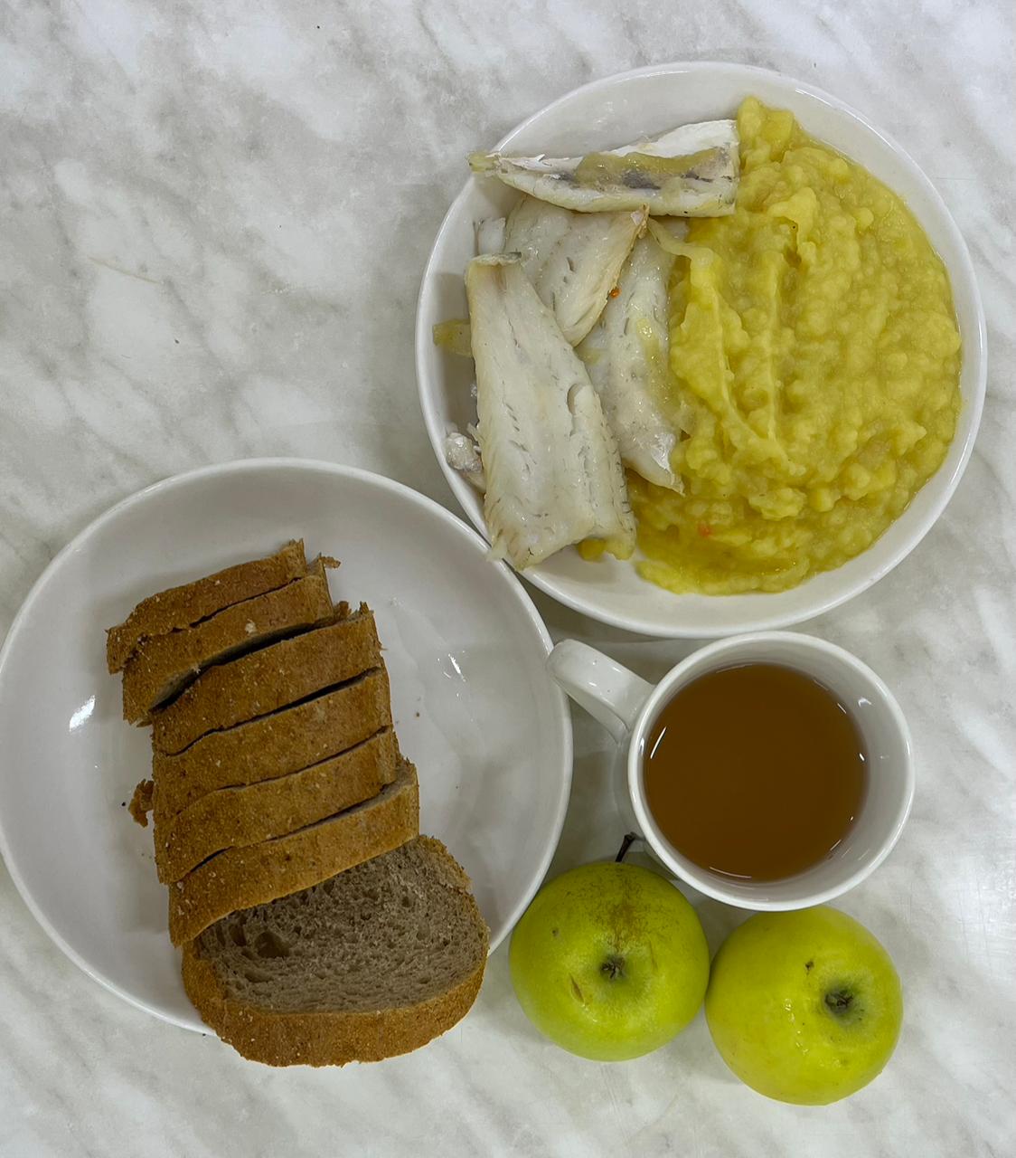 Меню: Балық таяқшалары.Гарнир: картоп езбесі.Рыбные палочки.Гарнир: картофельное пюре.